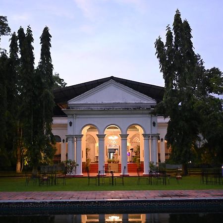 Thengal Manor Hotell Jorhāt Exteriör bild