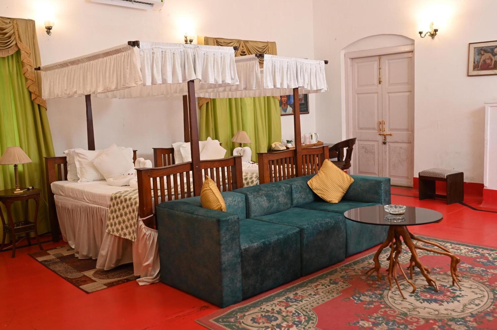 Thengal Manor Hotell Jorhāt Exteriör bild