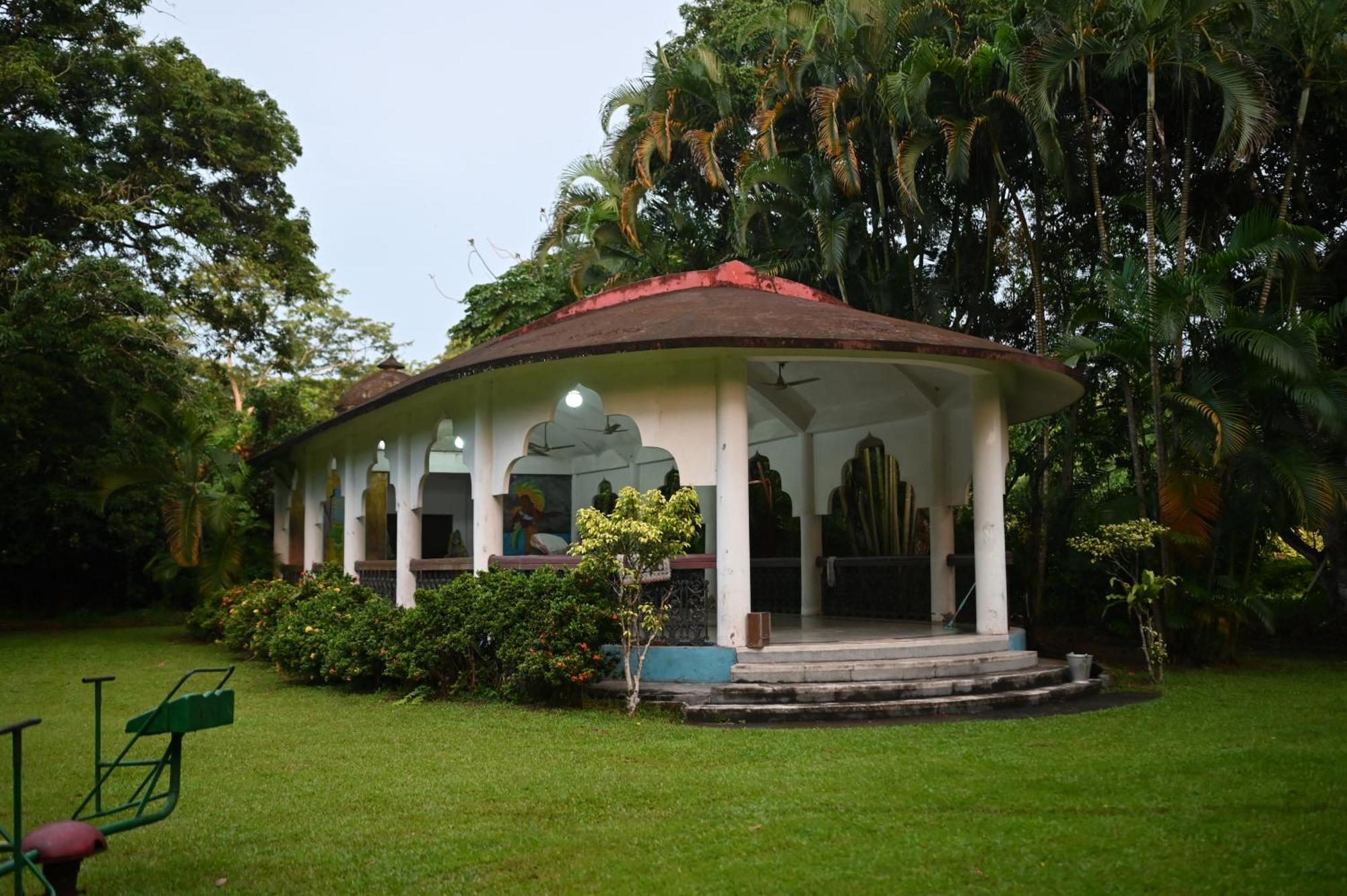 Thengal Manor Hotell Jorhāt Exteriör bild