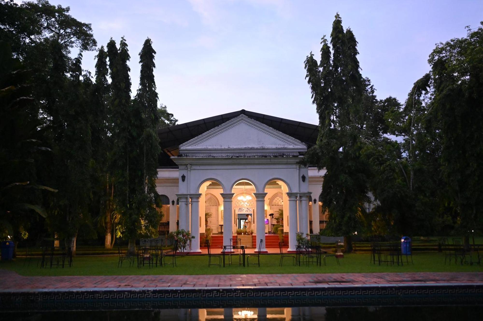 Thengal Manor Hotell Jorhāt Exteriör bild