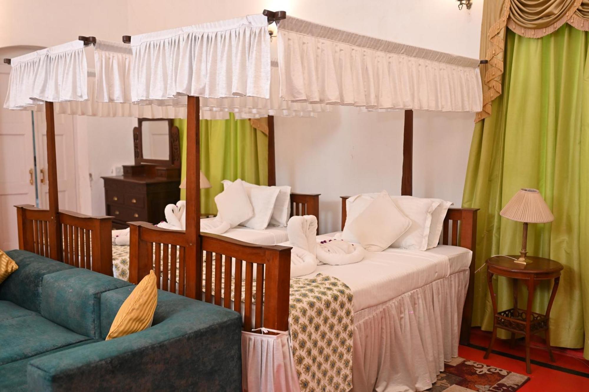 Thengal Manor Hotell Jorhāt Exteriör bild