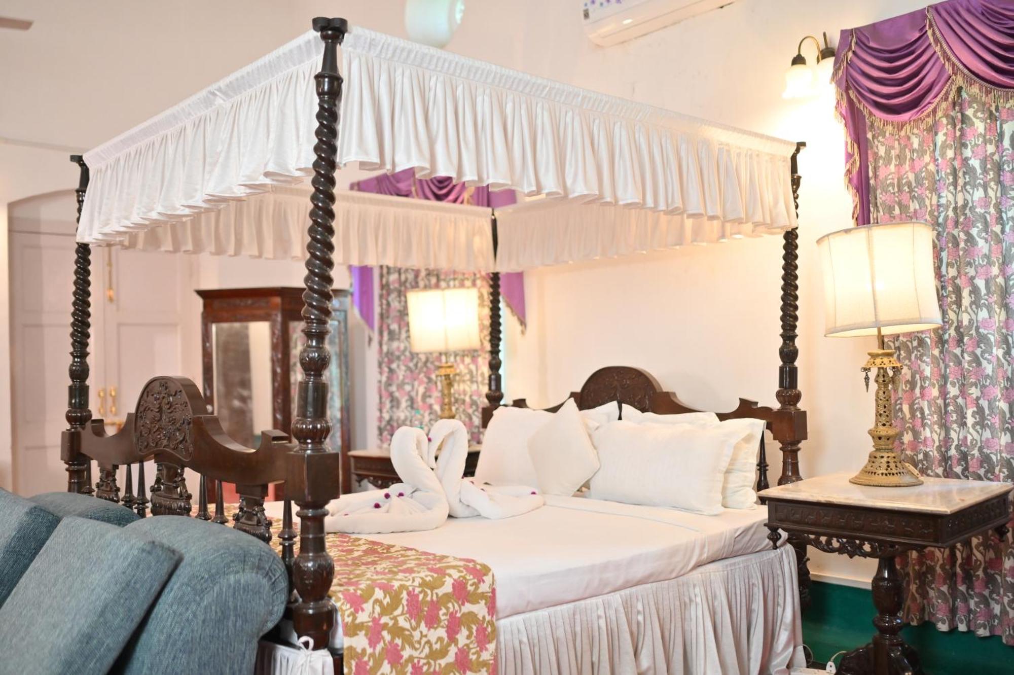 Thengal Manor Hotell Jorhāt Exteriör bild