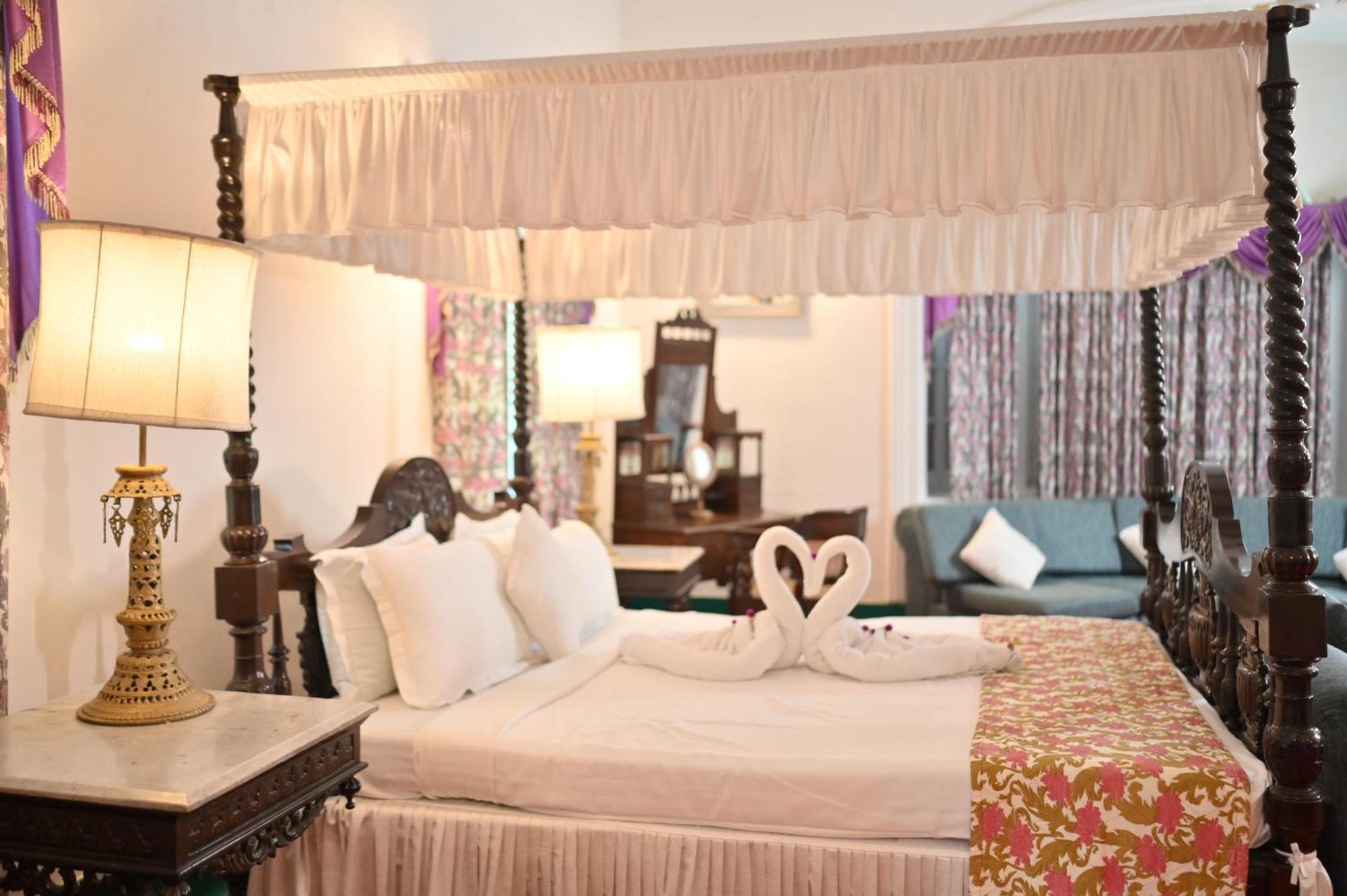 Thengal Manor Hotell Jorhāt Exteriör bild