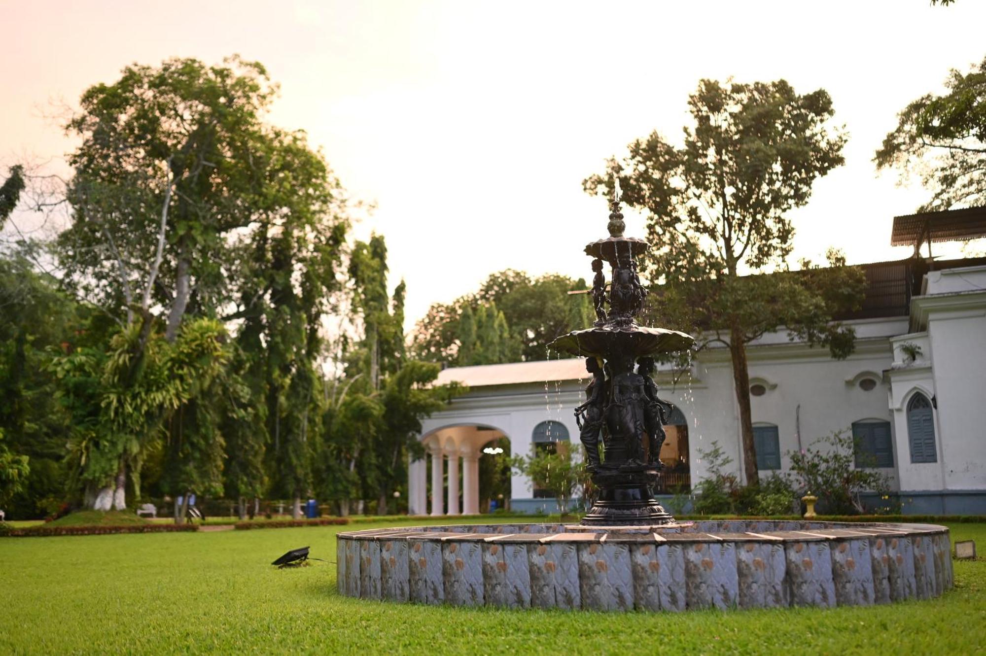 Thengal Manor Hotell Jorhāt Exteriör bild