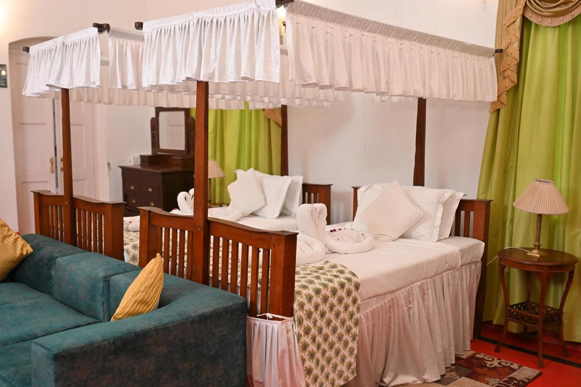 Thengal Manor Hotell Jorhāt Exteriör bild
