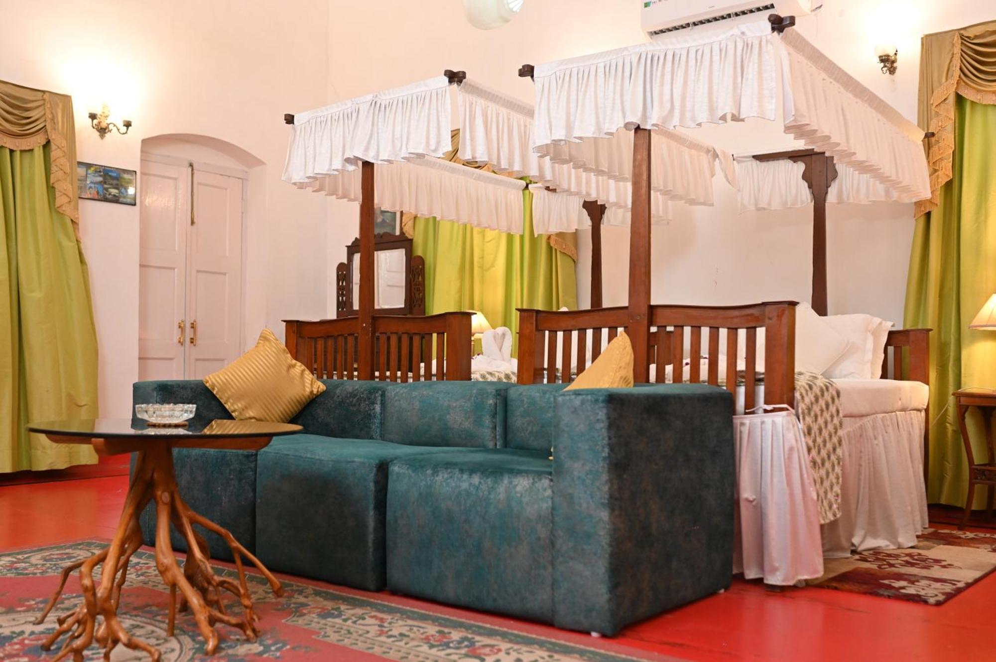 Thengal Manor Hotell Jorhāt Exteriör bild