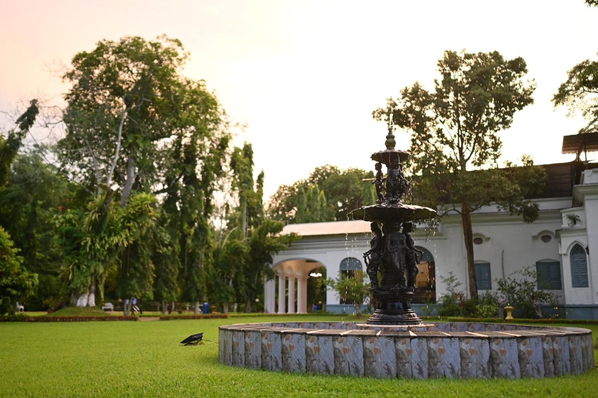 Thengal Manor Hotell Jorhāt Exteriör bild