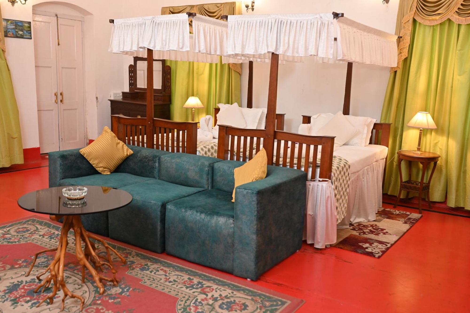 Thengal Manor Hotell Jorhāt Exteriör bild