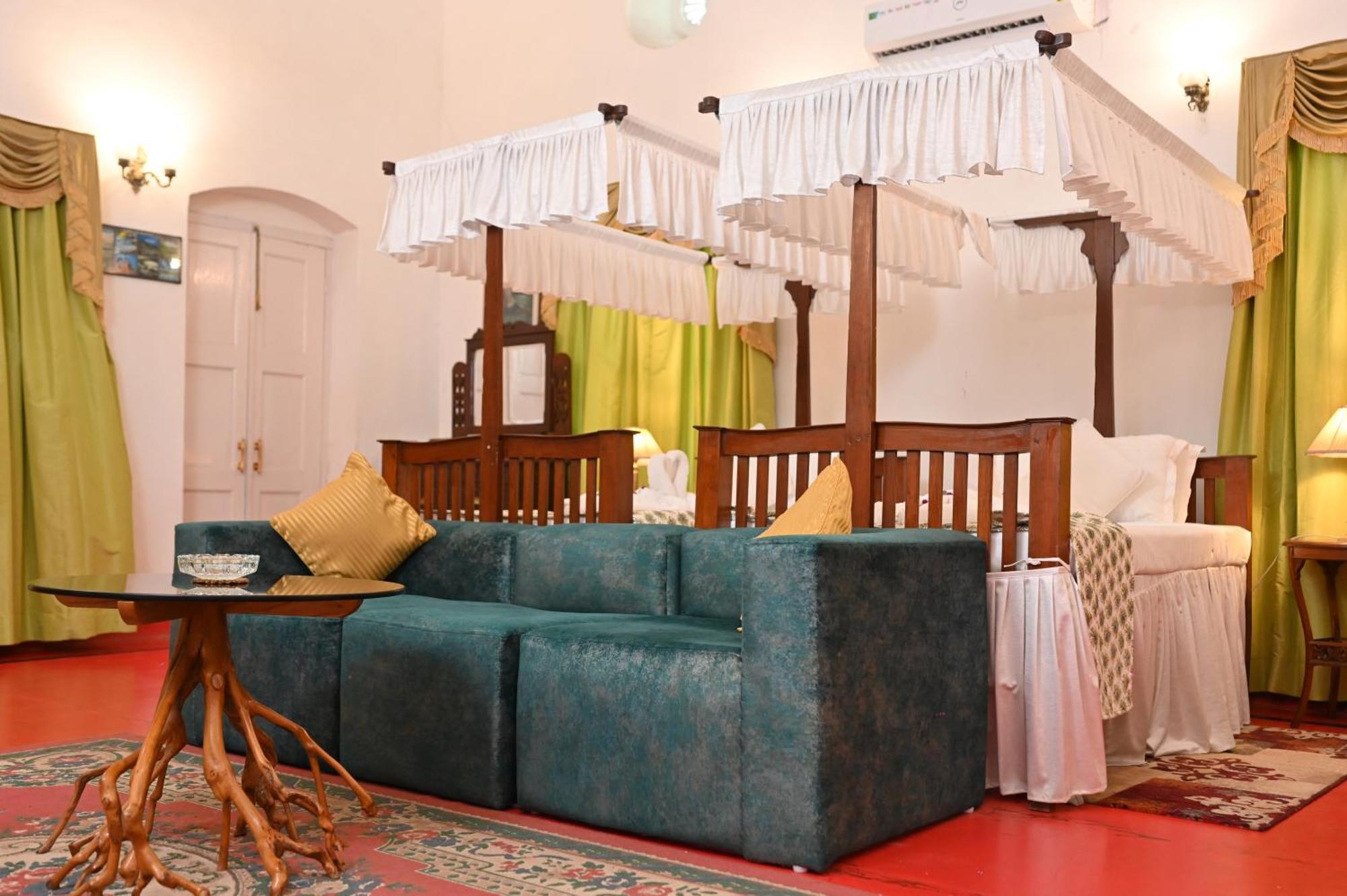 Thengal Manor Hotell Jorhāt Exteriör bild