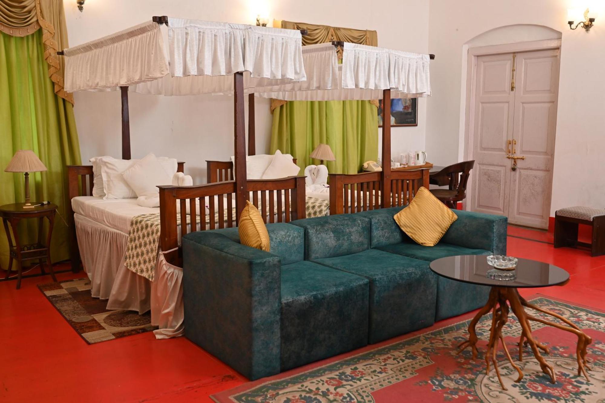 Thengal Manor Hotell Jorhāt Exteriör bild