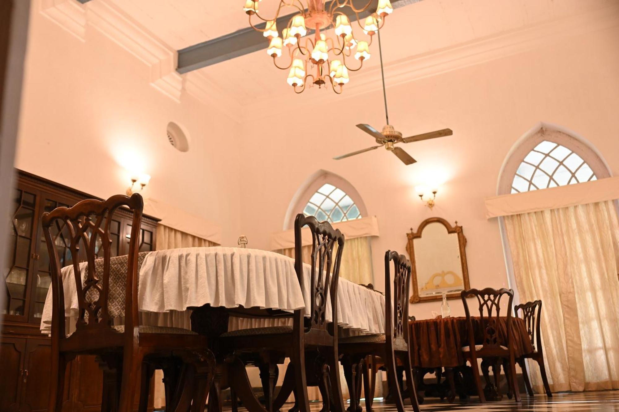 Thengal Manor Hotell Jorhāt Exteriör bild